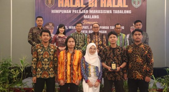 Bupati Tabalong, Anang Syakhfiani (kanan) menyerahkan cendramata tugu monumen tanjung puri kepada Bupati Malang, Sanusi (foto Prokopim Tabalong)