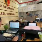 Jual beli arisan online fiktif, seorang perempuan asal berinisial RMT (35) asal Kota Banjarmasin diamankan Satreskrim Polres Kotabaru (Kalimantanlive.com/Siti Rahmah)