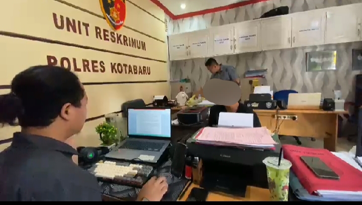 Jual beli arisan online fiktif, seorang perempuan asal berinisial RMT (35) asal Kota Banjarmasin diamankan Satreskrim Polres Kotabaru (Kalimantanlive.com/Siti Rahmah)