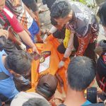 Warga Banua Anyar RT 3, Kelurahan Banua Anyar, Kecamatan Banjarmasin Timur digegerkan dengan temuan jasad seorang pria tanpa busana, di tengah sungai Martapura, wilayah setempat, Jumat (7/7/23) pagi. (Kalimantanlive.com/Ilham)