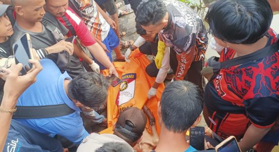Warga Banua Anyar RT 3, Kelurahan Banua Anyar, Kecamatan Banjarmasin Timur digegerkan dengan temuan jasad seorang pria tanpa busana, di tengah sungai Martapura, wilayah setempat, Jumat (7/7/23) pagi. (Kalimantanlive.com/Ilham)