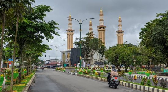 Median jalan yang berada di sekitar Taman Giat Tanjung yang beberapa lalu telah terpasang fasilitas PJU (Kalimantanlive.com/ A Hidayat)