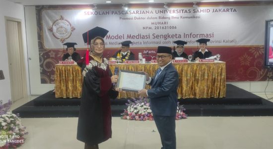 Kepala Bidang Informasi Komunikasi Publik ( IKP ) Dinas Komunikasi, Informatika, Statistik dan Persandian Kabupaten Banjar Muhari menyampaikan Disertasi pada tahap Promosi Program Studi Doktor Ilmu Komunikasi Sekolah Pasca Sarjana Universitas Sahid Jakarta, Jumat ( 21/07/2023 ) sore. (Kalimantanlive.com)