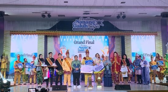 Wali Kota Banjarmasin Ibnu Sina, dan Ketua TP-PKK Kota Banjarmasin Wasilah foto bersama Nanang Galuh Banjar Kota Banjarmasin Tahun 2023 terpilih. (Kalimantanlive.com/Ilham)