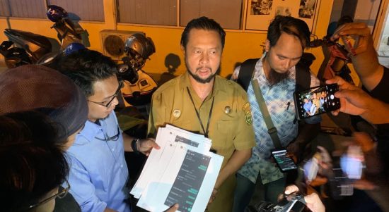 Orang tua korban, Faisal Aqli (tengah) didamping Kuasa Hukumnya Kurniawan (kanan) memberikan pernyataan terkait kejadian yang dialami anaknya. (Kalimantanlive.com/Ilham)