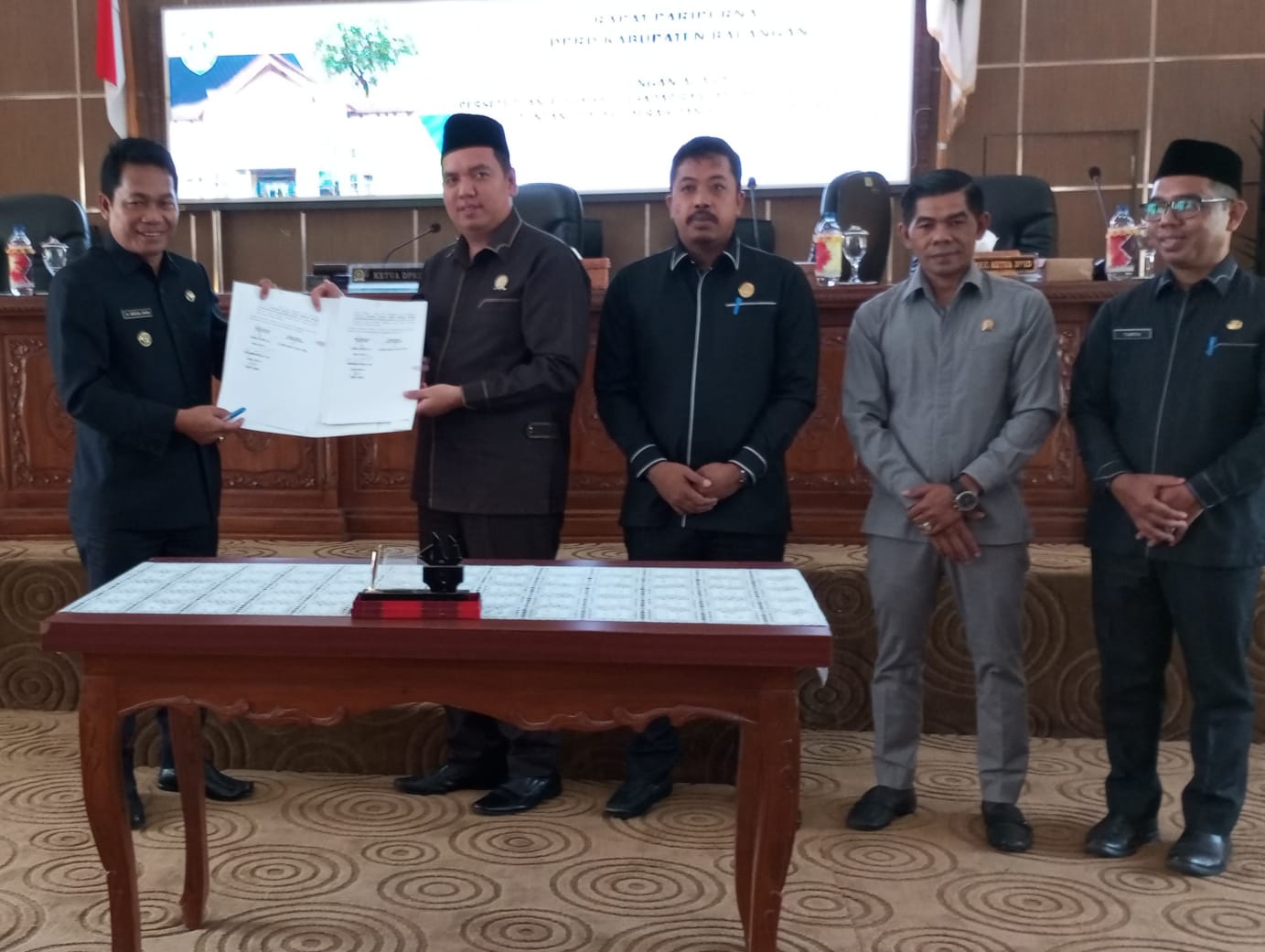 Dewan Perwakilan Rakyat Daerah (DPRD) Balangan gelar sidang paripurna dengan agenda persetujuan bersama antara pihak legislatif dan eksekutif pada Senin (24/07/2023) di ruang rapat paripurna DPRD Balangan. (Kalimantanlive.com/Kamil)