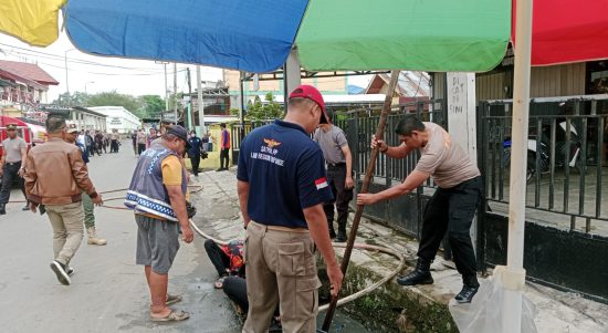Polres Balangan bersama jajaran Pemerintah Kabupaten Balangan, Organisasi Kemasyarakat (Ormas), serta masyarakat sekitar melakukan kegiatan kebersihan serentak di area Pasar Paringin dan sekitarnya pada Kamis (13/7/2023). (Kalimantanlive.com/Kamil).