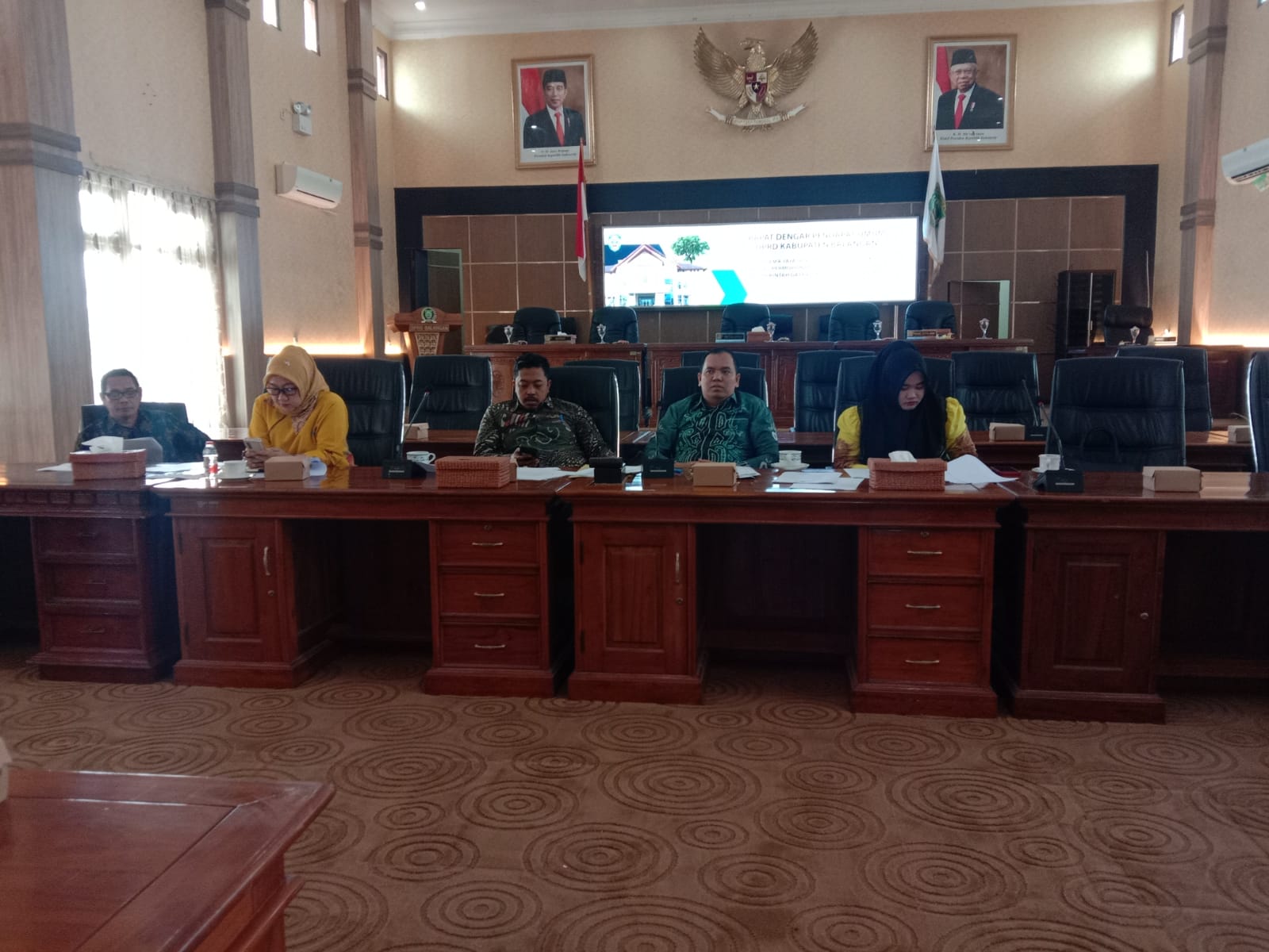 DPRD Balangan menggelar rapat bersama Yayasan Sapta Bakti Pendidikan setempat dengan agenda permohonan persetujuan hibah tanah pemkab untuk pengembangan kampus Institut Teknologi Sapta Mandiri, Selasa (18/7/2023) di ruang rapat paripurna DPRD Balangan. (Kalimantanlive.com/Kamil).