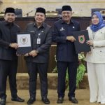 DPRD Kalsel menggelar rapat paripurna dengan agenda pengambilan keputusan DPRD terhadap RaperdaRTRW) Provinsi Kalsel 2023-2042 menjadi Peraturan Daerah (Perda), Kamis (13/7), di Ruang Rapat Paripurna Gedung DPRD Kalsel. (Kalimantanlive.com/ dprdkalselprov.id).