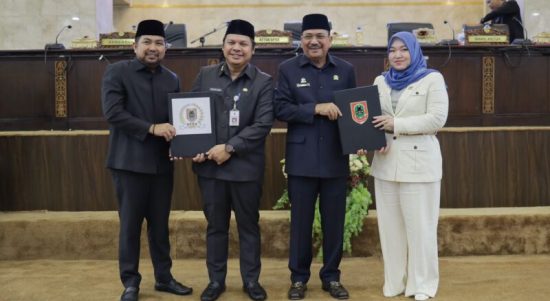 DPRD Kalsel menggelar rapat paripurna dengan agenda pengambilan keputusan DPRD terhadap RaperdaRTRW) Provinsi Kalsel 2023-2042 menjadi Peraturan Daerah (Perda), Kamis (13/7), di Ruang Rapat Paripurna Gedung DPRD Kalsel. (Kalimantanlive.com/ dprdkalselprov.id).