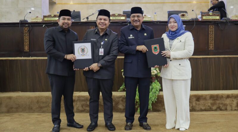 DPRD Kalsel menggelar rapat paripurna dengan agenda pengambilan keputusan DPRD terhadap RaperdaRTRW) Provinsi Kalsel 2023-2042 menjadi Peraturan Daerah (Perda), Kamis (13/7), di Ruang Rapat Paripurna Gedung DPRD Kalsel. (Kalimantanlive.com/ dprdkalselprov.id).