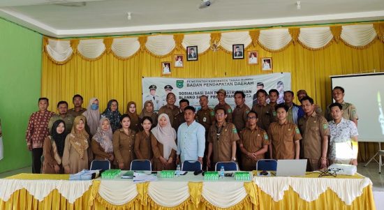 Badan Pendapatan Daerah (Bapenda) Kabupaten Tanah Bumbu menggelar sosialisasi sekaligus pendistribusian blangko surat pemberitahuan pajak daerah terhutang (SPPDT) PBB-P2 di Aula Kantor Kecamatan Sungai Loban, Selasa (11/7/2023). (Kalimantanlive.com/Desy).