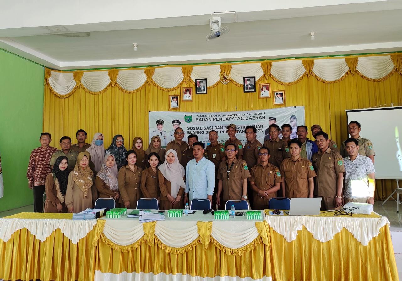 Badan Pendapatan Daerah (Bapenda) Kabupaten Tanah Bumbu menggelar sosialisasi sekaligus pendistribusian blangko surat pemberitahuan pajak daerah terhutang (SPPDT) PBB-P2 di Aula Kantor Kecamatan Sungai Loban, Selasa (11/7/2023). (Kalimantanlive.com/Desy).