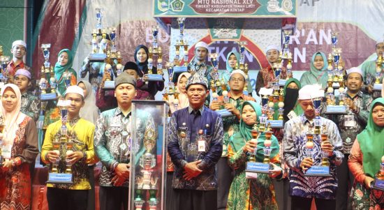 (Kalimantanlive.com/ banuapost.co.id). Kecamatan Pelaihari tampil sebagai juara umum MTQN ke-45 tingkat Kabuapten Tanah Laut (Tala) yang resmi ditutup Bupati H Sukamta, Minggu (9/7) malam. Sementara, Kecamatan Kintap