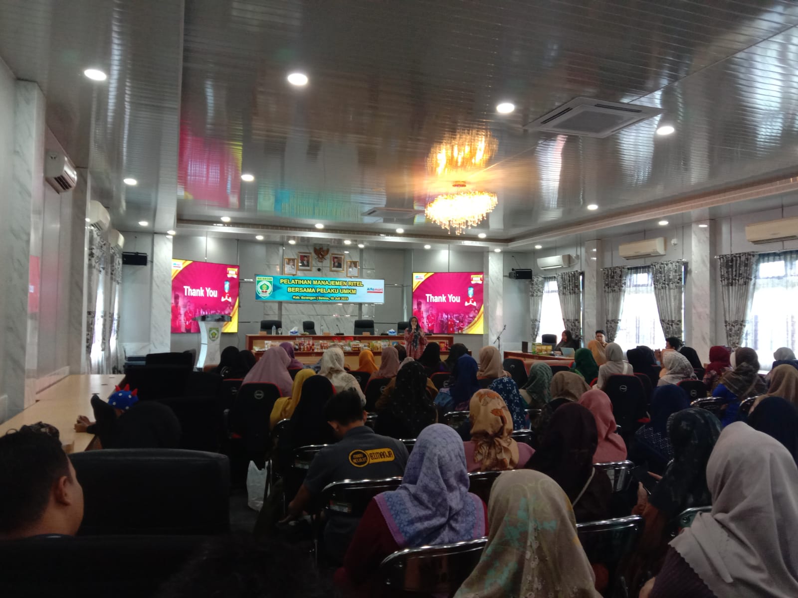 Pemerintah Kabupaten Balangan bekerjasama dengan Alfamart melaksanakan sosialisasi dan pelatihan kepada para pelaku Usaha Mikro, Kecil dan Menengah (UMKM) di Kabupaten Balangan pada Selasa (18/7/2023) di Aula Benteng Tundakan. (Kalimantanlive.com/Kamil).