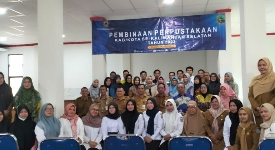 Dinas Perpustakaan dan Kearsipan (Dispersip) Kabupaten Kotabaru bekerjasama dengan Dinas Perpustakaan dan Kearsipan Provinsi Kalsel gelar bimtek pembinaan perpustakaan,yang berlangsung di Aula Dispersip Kotabaru, Selasa (04/06/2023 (Kalimantanlive.com/Diskominfo Kotabaru)