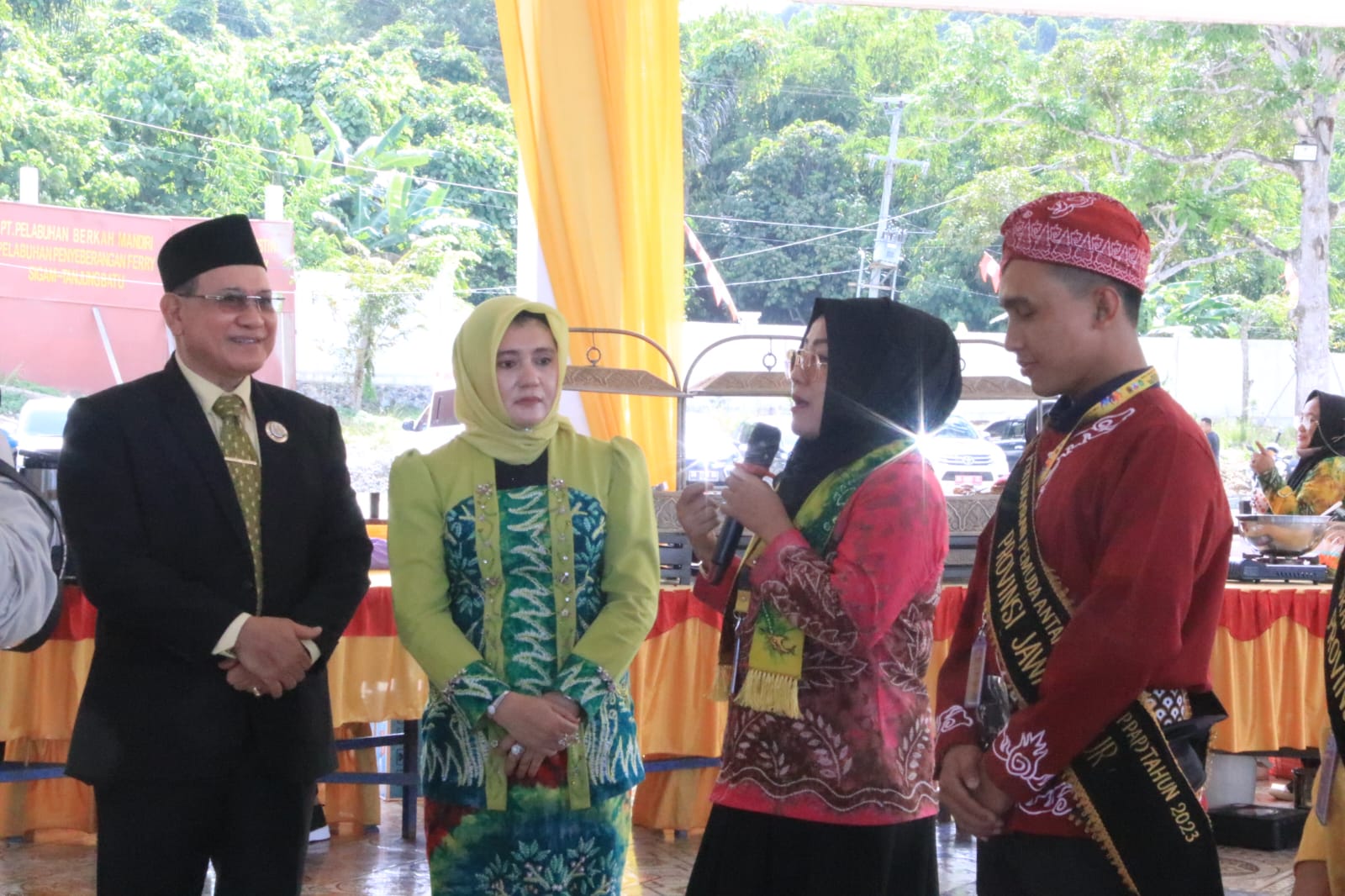Bupati Kotabaru H. Sayed Jafar menyambut baik pertukaran pemuda antar provinsi tahun 2023 zona tengah Kalimantan Selatan Kabupaten Kotabaru sebanyak 35 orang di 35 provinsi Se Indonesia yang berlangsung di wisata jetski Teluk Mesjid, Kamis (06/07/2023) (Kalimantanlive.com/Diskominfo)