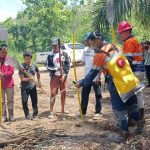 Untuk mencegah terjadinya kebakaran hutan dan lahan, PT Pelsart Tambang Kencana bekerja sama dengan Dinas Kehutanan Provinsi Kalsel, KPH Sengayam dan masyarakat peduli api menggelar simulasi pemadaman kebakaran lahan perkebunan. (Kalimantanlive.com/Siti Rahmah)