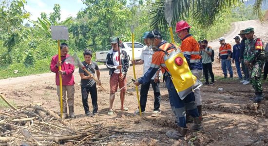 Untuk mencegah terjadinya kebakaran hutan dan lahan, PT Pelsart Tambang Kencana bekerja sama dengan Dinas Kehutanan Provinsi Kalsel, KPH Sengayam dan masyarakat peduli api menggelar simulasi pemadaman kebakaran lahan perkebunan. (Kalimantanlive.com/Siti Rahmah)