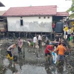 Polres Kotabaru bersama berbagai elemen masyarakat melaksanakan bersih-bersih sampah di desa Rampa Kecamatan Pulau Laut Utara, Kabupaten Kotabaru. Kamis (17/3/2023) (Kalimantanlive.com/Siti Rahmah)