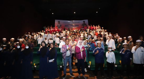 Polresta Banjarmasin menggelar nonton bareng film Jendela Seribu Sungai (JSS) mengajak anak panti asuhan yatim-piatu, dan jajarannya, di Studio XXI Dutamall Banjarmasin, Jumat (21/7/23) sore. (Kalimantanlive.com/Ilham)