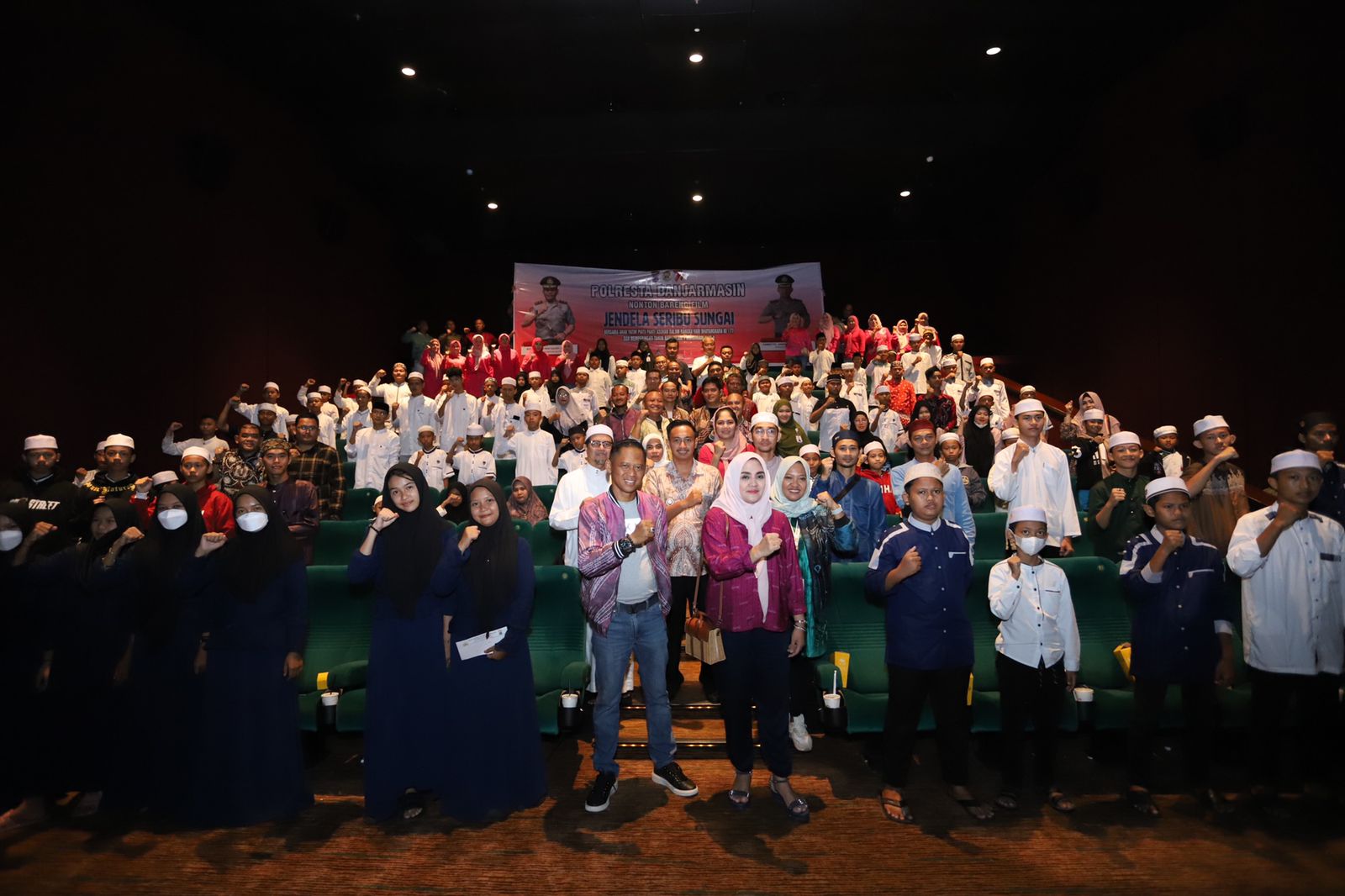Polresta Banjarmasin menggelar nonton bareng film Jendela Seribu Sungai (JSS) mengajak anak panti asuhan yatim-piatu, dan jajarannya, di Studio XXI Dutamall Banjarmasin, Jumat (21/7/23) sore. (Kalimantanlive.com/Ilham)