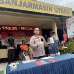 Polsek Banjarmasin Utara menggelar press rilis, ungkap kasus pembunuhan tewasnya Ahmad Zarkasih (51), bertempat di halaman Mapolsek setempat, Jumat (21/7) sore. Dengan menghadirkan pelaku berinisial MI (24). (Kalimantanlive.com/Ilham)