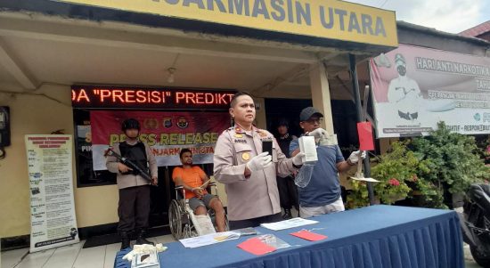 Polsek Banjarmasin Utara menggelar press rilis, ungkap kasus pembunuhan tewasnya Ahmad Zarkasih (51), bertempat di halaman Mapolsek setempat, Jumat (21/7) sore. Dengan menghadirkan pelaku berinisial MI (24). (Kalimantanlive.com/Ilham)