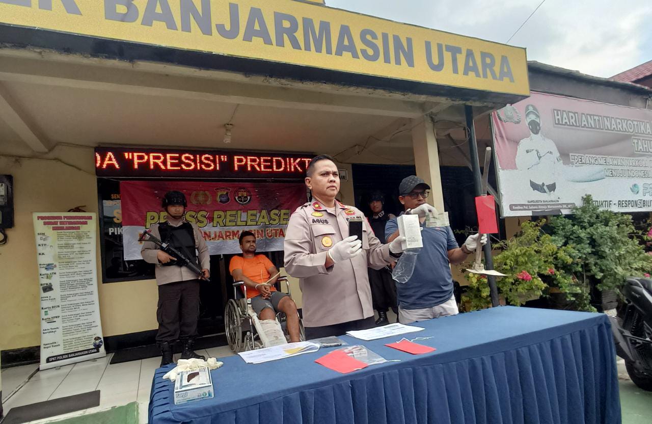 Polsek Banjarmasin Utara menggelar press rilis, ungkap kasus pembunuhan tewasnya Ahmad Zarkasih (51), bertempat di halaman Mapolsek setempat, Jumat (21/7) sore. Dengan menghadirkan pelaku berinisial MI (24). (Kalimantanlive.com/Ilham)