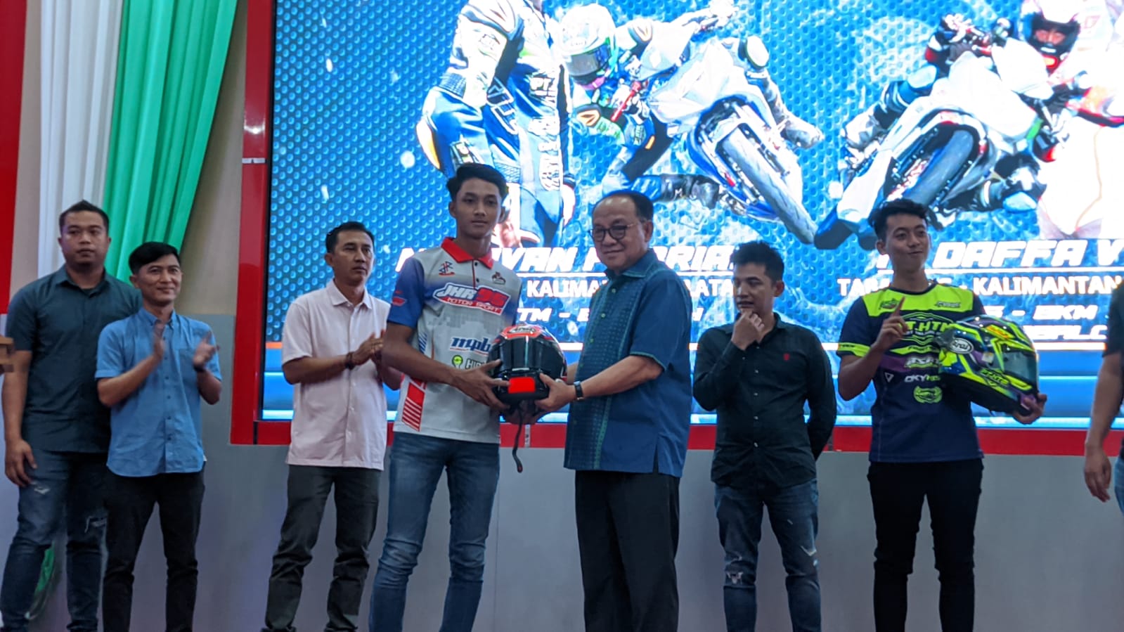 Dua atlet cabang olahraga (Cabor) balap motor asal kabupaten Tabalong mengikuti ajang Pra Pekan Olahraga Nasional (PON) XXI 2023 di Sirkuit Sentul Bogor. (Kalimantanlive.com/ A Hidayat).