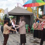 Ketua Kwartir Cabang Gerakan Pramuka Kotabaru, Hj. Fatma Idiana secara resmi melepas Kontingen Pramuka Kotabaru yang akan mengikuti Kemah Bela Negara ( KBN) Tingkat Nasional di Provisi Kalimantan Selatan. (Kalimantanlive.com/Diskominfo)