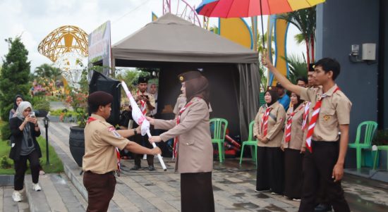 Ketua Kwartir Cabang Gerakan Pramuka Kotabaru, Hj. Fatma Idiana secara resmi melepas Kontingen Pramuka Kotabaru yang akan mengikuti Kemah Bela Negara ( KBN) Tingkat Nasional di Provisi Kalimantan Selatan. (Kalimantanlive.com/Diskominfo)