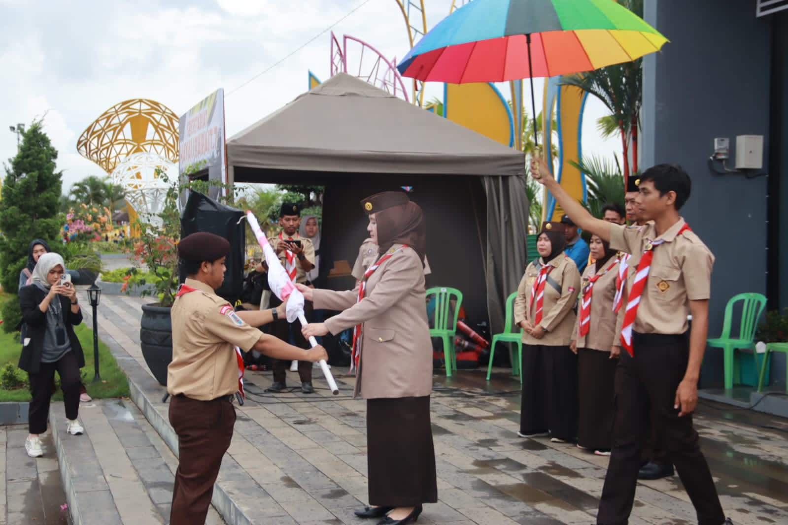 Ketua Kwartir Cabang Gerakan Pramuka Kotabaru, Hj. Fatma Idiana secara resmi melepas Kontingen Pramuka Kotabaru yang akan mengikuti Kemah Bela Negara ( KBN) Tingkat Nasional di Provisi Kalimantan Selatan. (Kalimantanlive.com/Diskominfo)
