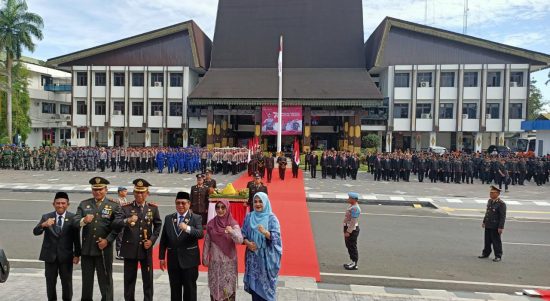 Polresta Banjarmasin menggelar apel peringatan Hari Ulang Tahun (HUT) Bhayangkara ke-77, berlangsung di Halaman Balai Kota Banjarmasin, Sabtu (1/6/23) pagi. (Kalimantanlive.com/Ilham)