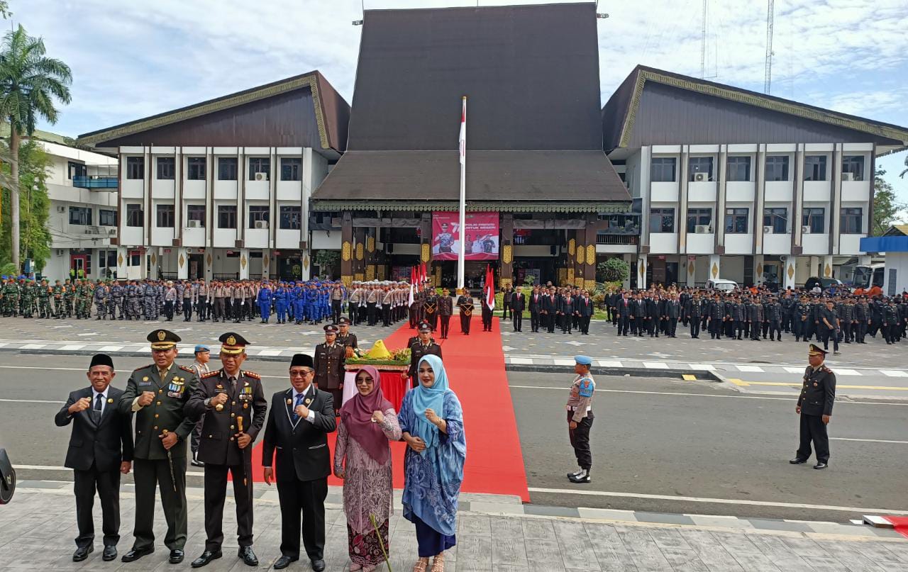 Polresta Banjarmasin menggelar apel peringatan Hari Ulang Tahun (HUT) Bhayangkara ke-77, berlangsung di Halaman Balai Kota Banjarmasin, Sabtu (1/6/23) pagi. (Kalimantanlive.com/Ilham)