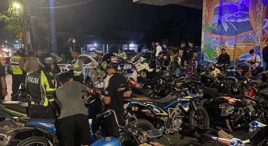 Satuan Polisi Lalu Lintas (Satlantas) Polresta Banjarmasin melaksanakan giat razia knalpot brong di wilayah Jalan Ahmad Yani di Kota Banjarmasin, Sabtu (22/7/23) malam. (Kalimantanlive.com/Ilham)
