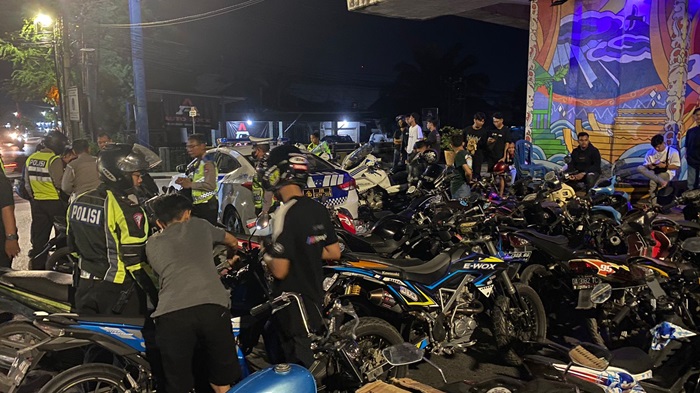 Satuan Polisi Lalu Lintas (Satlantas) Polresta Banjarmasin melaksanakan giat razia knalpot brong di wilayah Jalan Ahmad Yani di Kota Banjarmasin, Sabtu (22/7/23) malam. (Kalimantanlive.com/Ilham)