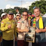 Event Hayau Barait Tujuh Kembali digelar Pemerintah Daerah Kabupaten Kotabaru yang dimulai dengan Opening Ceremony pada Jum'at Sore di Lapangan Siring Laut Kotabaru dengan Pemasangan Syal dan Penyerahan Cendera Mata kepada para rider, Jumat (14/7/2023). (Kalimantanlive.com/Siti Rahmah)