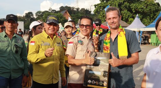 Event Hayau Barait Tujuh Kembali digelar Pemerintah Daerah Kabupaten Kotabaru yang dimulai dengan Opening Ceremony pada Jum'at Sore di Lapangan Siring Laut Kotabaru dengan Pemasangan Syal dan Penyerahan Cendera Mata kepada para rider, Jumat (14/7/2023). (Kalimantanlive.com/Siti Rahmah)