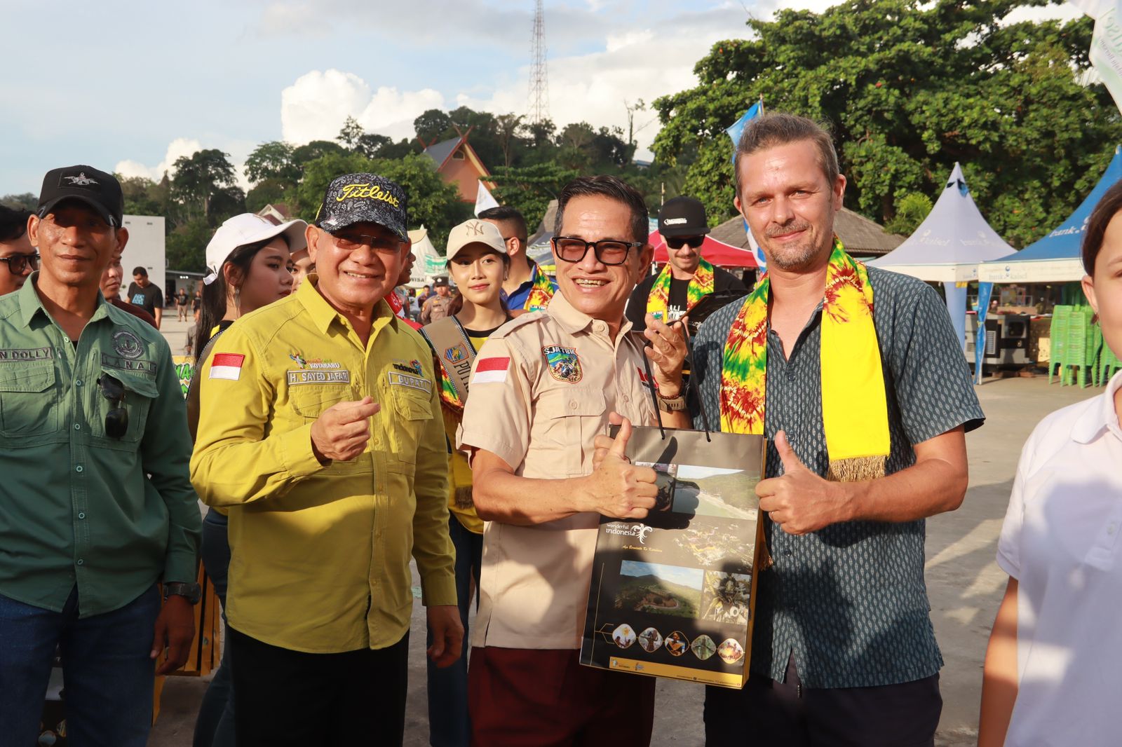 Event Hayau Barait Tujuh Kembali digelar Pemerintah Daerah Kabupaten Kotabaru yang dimulai dengan Opening Ceremony pada Jum'at Sore di Lapangan Siring Laut Kotabaru dengan Pemasangan Syal dan Penyerahan Cendera Mata kepada para rider, Jumat (14/7/2023). (Kalimantanlive.com/Siti Rahmah)
