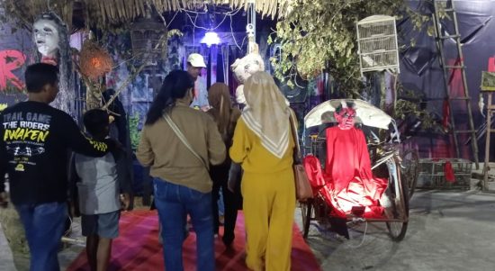 Kehadiran rumah hantu di kawasan wisata siring laut, membuat penasaran warga Kotabaru untuk mencoba masuk (Kalimantanlice.com/Siti Rahmah)