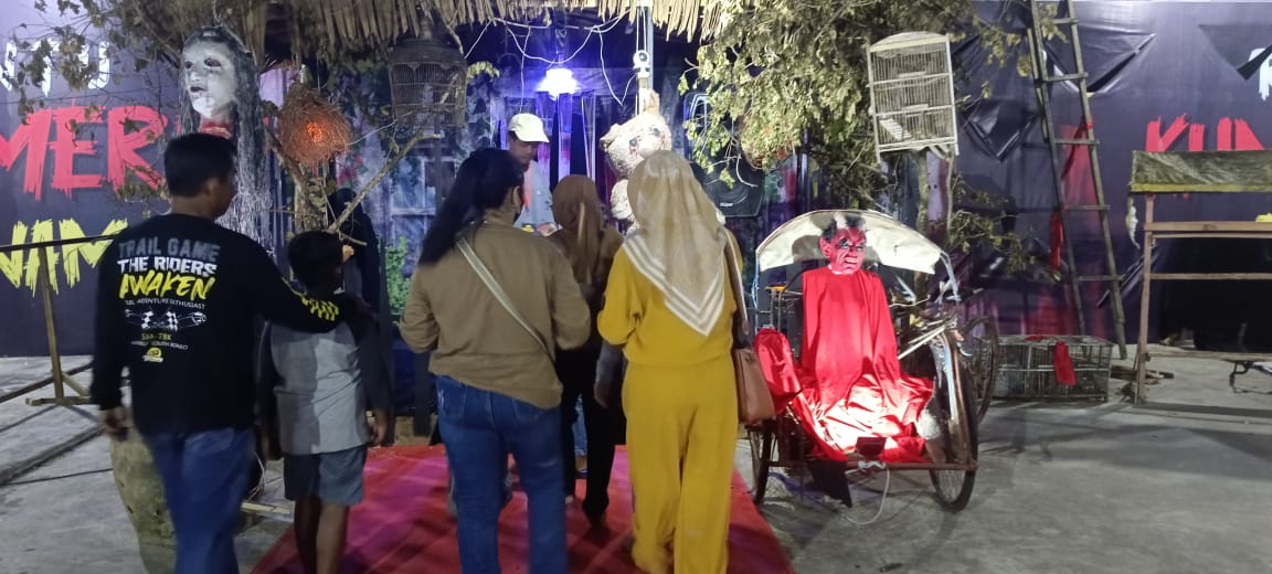 Kehadiran rumah hantu di kawasan wisata siring laut, membuat penasaran warga Kotabaru untuk mencoba masuk (Kalimantanlice.com/Siti Rahmah)