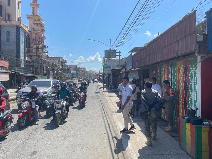 Dalam rangka menegakkan Perda No 9 Tahun 2018 Tentang Ketertiban Umum dan Ketentraman Masyarakat, Satpol PP Tanah Bumbu cepat respon pelaporan masyarakat melalui aplikasi Sistem Pengelolaan Pengaduan Pelayanan Publik Nasional (SP4N) Layanan Aspirasi dan Pengaduan Online Rakyat (LAPOR). (Banjarmasinpost.co.id/Desy).