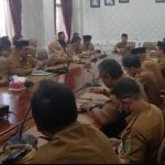 Sekda Dr. Ambo ketika memimpin rapat dengan semua kepala SKPD Pemkab Tanah Bumbu di ruang rapat Bupati Tanah Bumbu, Senin ( 24/7/2023 ). (Kalimantanlive.com/Desy)