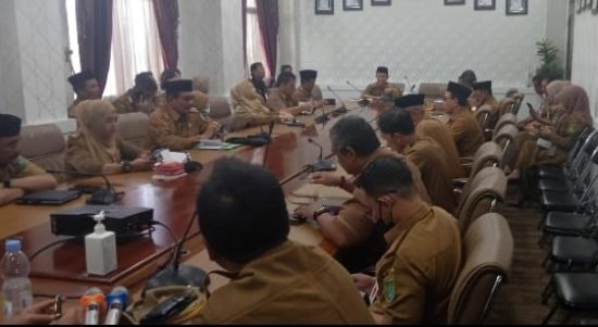 Sekda Dr. Ambo ketika memimpin rapat dengan semua kepala SKPD Pemkab Tanah Bumbu di ruang rapat Bupati Tanah Bumbu, Senin ( 24/7/2023 ). (Kalimantanlive.com/Desy)
