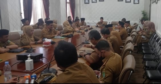 Sekda Dr. Ambo ketika memimpin rapat dengan semua kepala SKPD Pemkab Tanah Bumbu di ruang rapat Bupati Tanah Bumbu, Senin ( 24/7/2023 ). (Kalimantanlive.com/Desy)