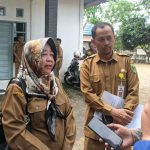 Sekda Tabalong, Hamida Munawarah didampingi Kepala Disbunnak setempat, Saleh (Kalimantanlive.com/ A Hidayat)