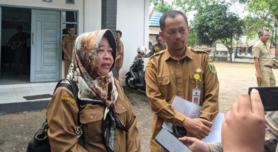 Sekda Tabalong, Hamida Munawarah didampingi Kepala Disbunnak setempat, Saleh (Kalimantanlive.com/ A Hidayat)