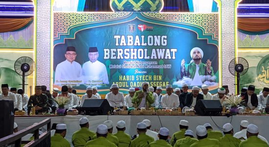 Tabalong Bershalawat Bersama Habib Syech di Halaman Pendopo Bersinar Tanjung (Kalimantanlive.com/ A Hidayat)