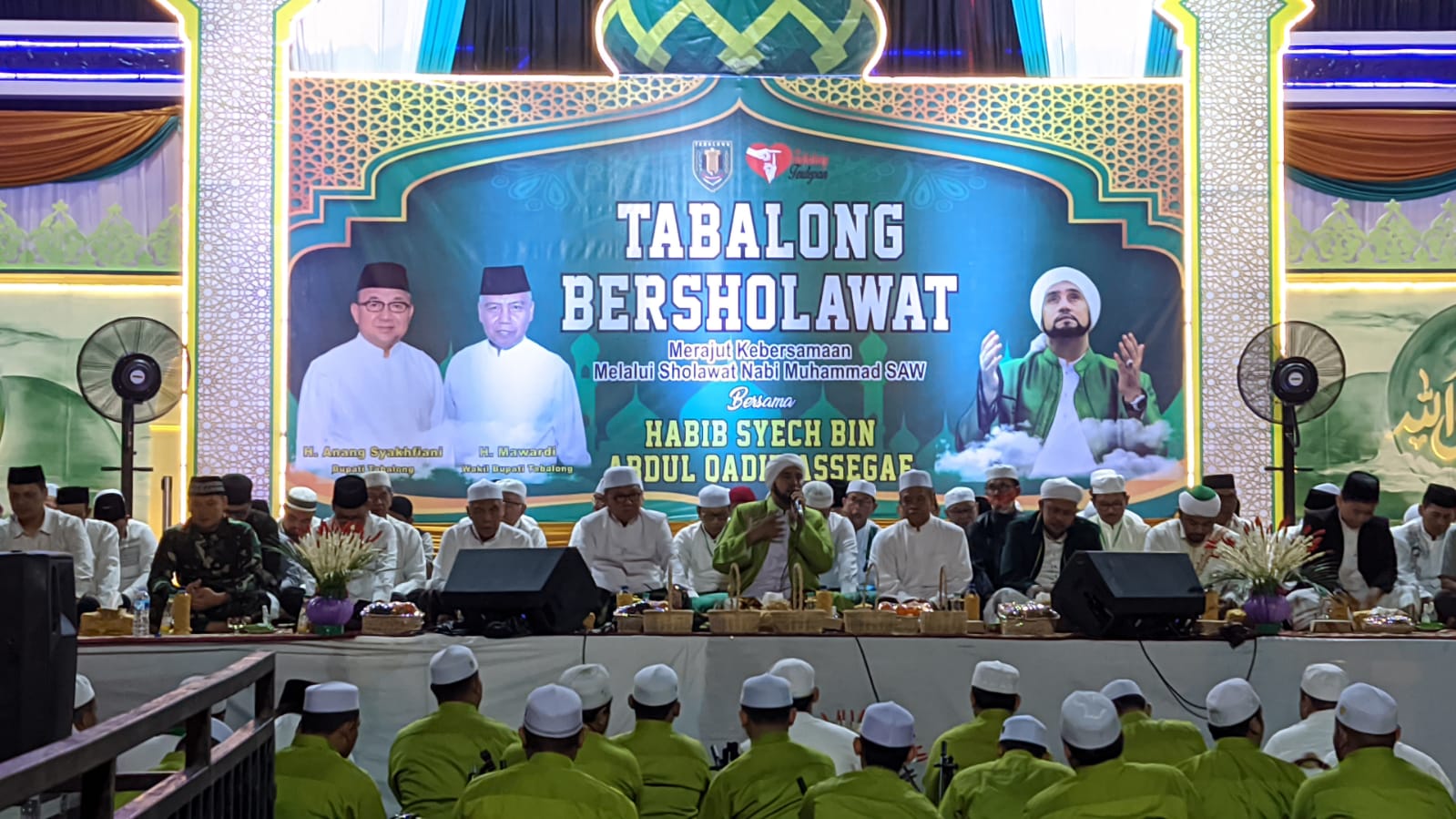 Tabalong Bershalawat Bersama Habib Syech di Halaman Pendopo Bersinar Tanjung (Kalimantanlive.com/ A Hidayat)